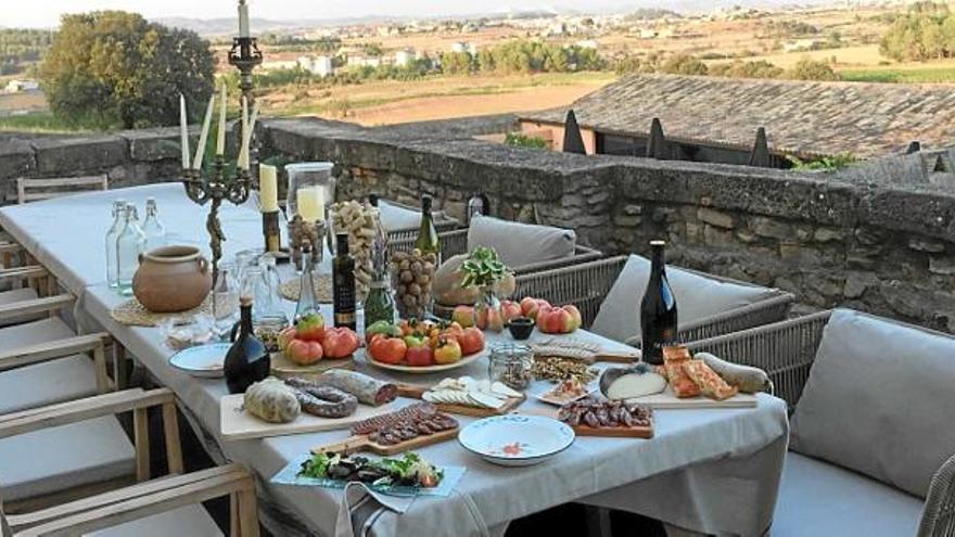 La taula parada per a un dels sopars de verema de l&#039;Oller del Mas