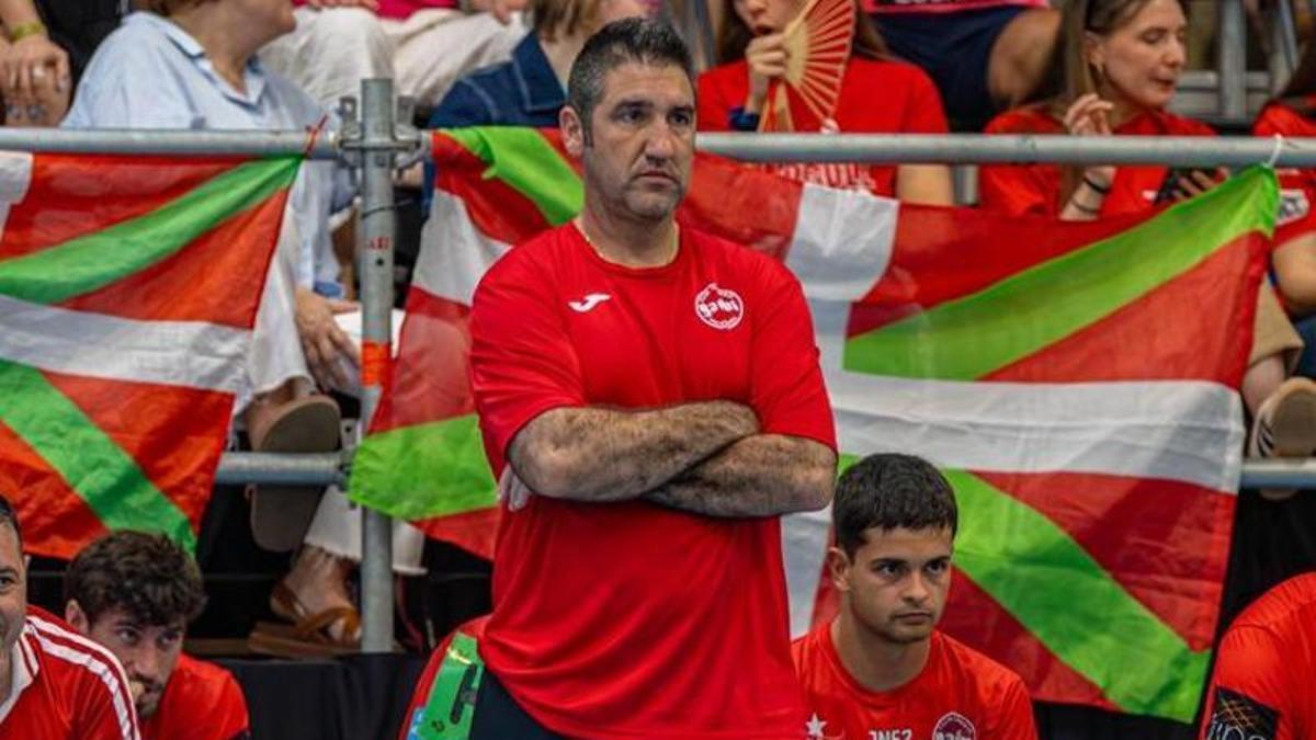 L’entrenador palafrugellenc, a la banqueta del Garbí Arena durant les fases d’ascens.