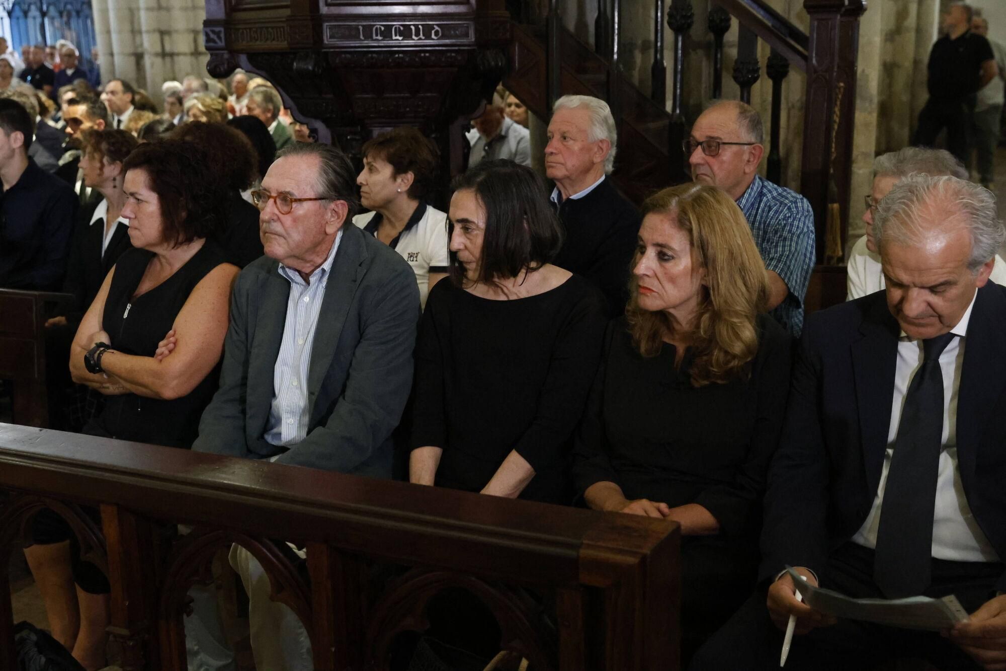 Las imágenes del funeral de Antonio Trevín en la basílica de Llanes.