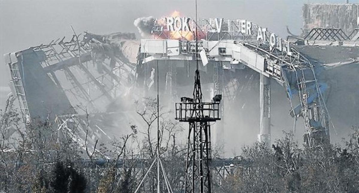 En ruïnes 8 Aspecte que presentava ahir la terminal de passatgers de l’aeroport després dels bombardejos. En ruïnes 8 Aspecte que presentava ahir la terminal de passatgers de l’aeroport després dels bombardejos.