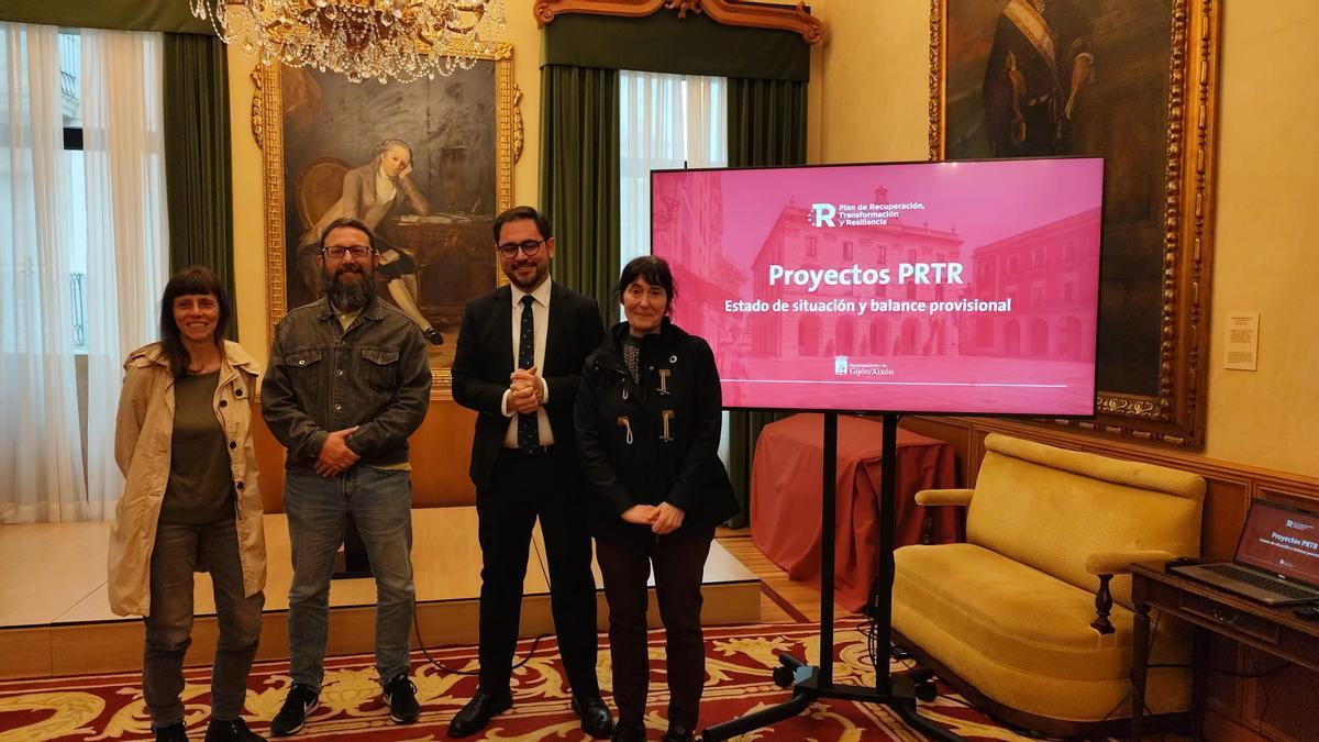 De izquierda a derecha, Alejandra Menéndez, Alfonso Miyares, Jaime Fernández-Paíno y Teresa González, el equipo municipal responsable del Plan de Recuperación, Transformación y Resiliencia.