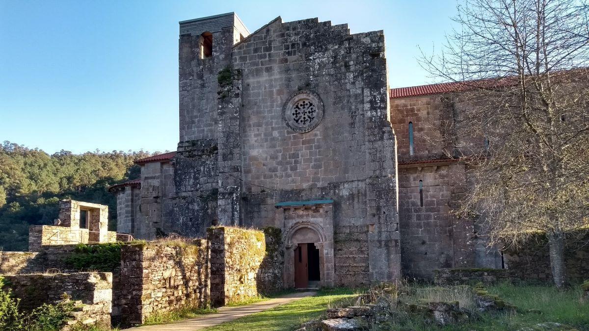 A súa orixe remóntase ao século X (ano 936), cando os condes de Deza fundaron unha comunidade benedictina sobre unha antiga ermita abandonada.