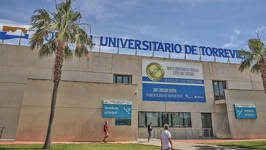 Imagen del acceso principal al Hospital Universitario de Torrevieja.