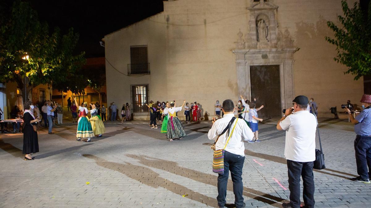 Tradicional ‘dansà’ en la plaza de la Iglesia de Godella.