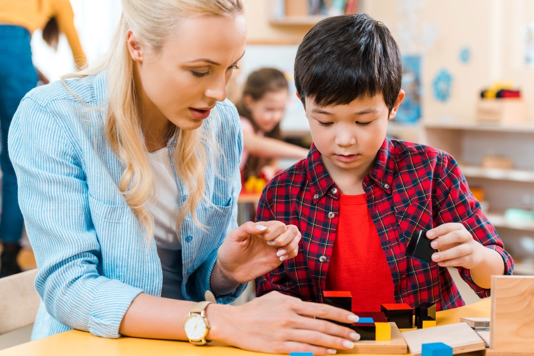 En el Método Montessori el alumno marca el ritmo y el adulto guía respetando su autonomía
