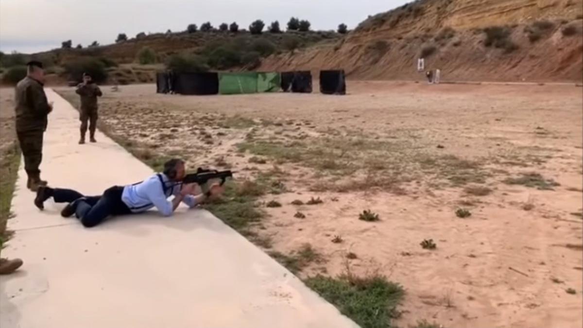 Ortega Smith dispara en una base de la Brigada Paracaidista