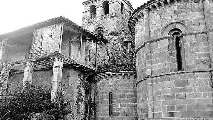 Parte posterior del monasterio de Cornellana, con daños visibles.