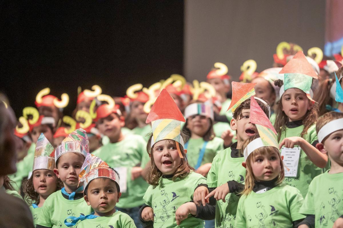 Infants canten i riuen amb les peripècies del conte “L’embolic de les festes” Infants canten i riuen amb les peripècies del conte “L’embolic de les festes”