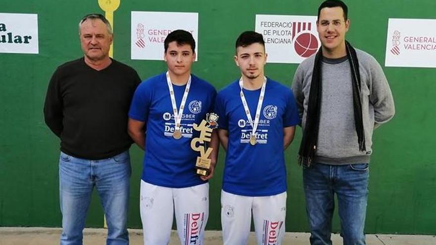 Álex y Fran con los trofeos de campeones provinciales.