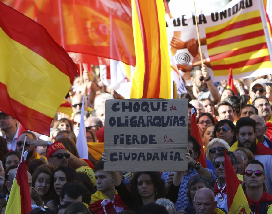 Milers de persones es manifesten a favor de la unitat d'Espanya a Barcelona