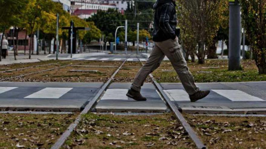 Las vías llevan ya muchos meses instaladas pero sobre ellas sólo pasan los peatones.