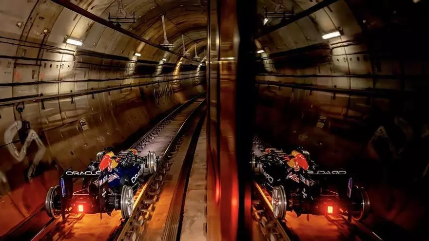 Un Fórmula 1 de Oracle Red Bull Racing se cuela en el Metro de Madrid: así ha sido el recorrido