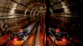 Un monoplaza Fórmula 1 de Oracle Red Bull Racing circula por los raíles del Metro de Madrid