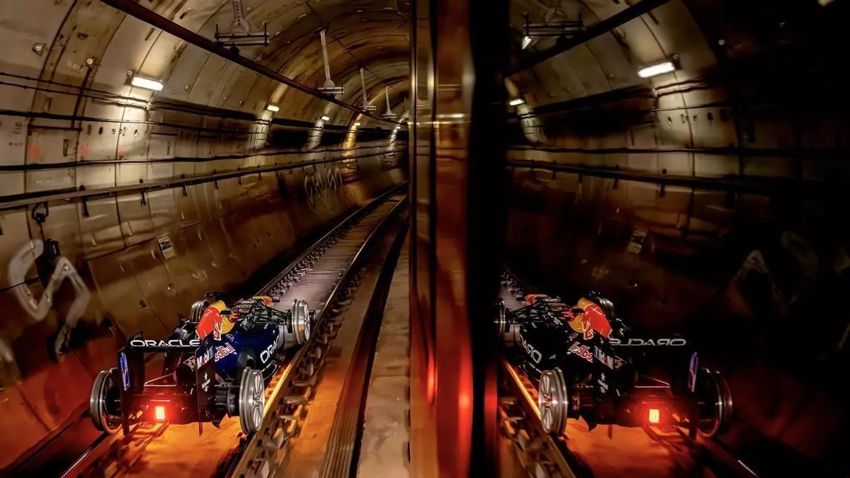 Un monoplaza Fórmula 1 de Oracle Red Bull Racing circula por los raíles del Metro de Madrid