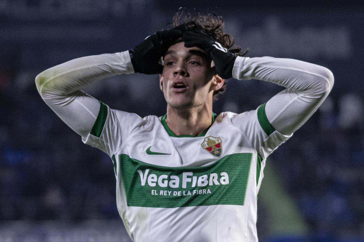 Héctor Fort se lleva las manos a la cabeza durante el Getafe-Elche