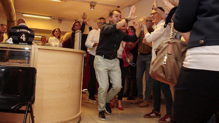 José Manuel Bermúdez celebra su triunfo en las elecciones municipales.