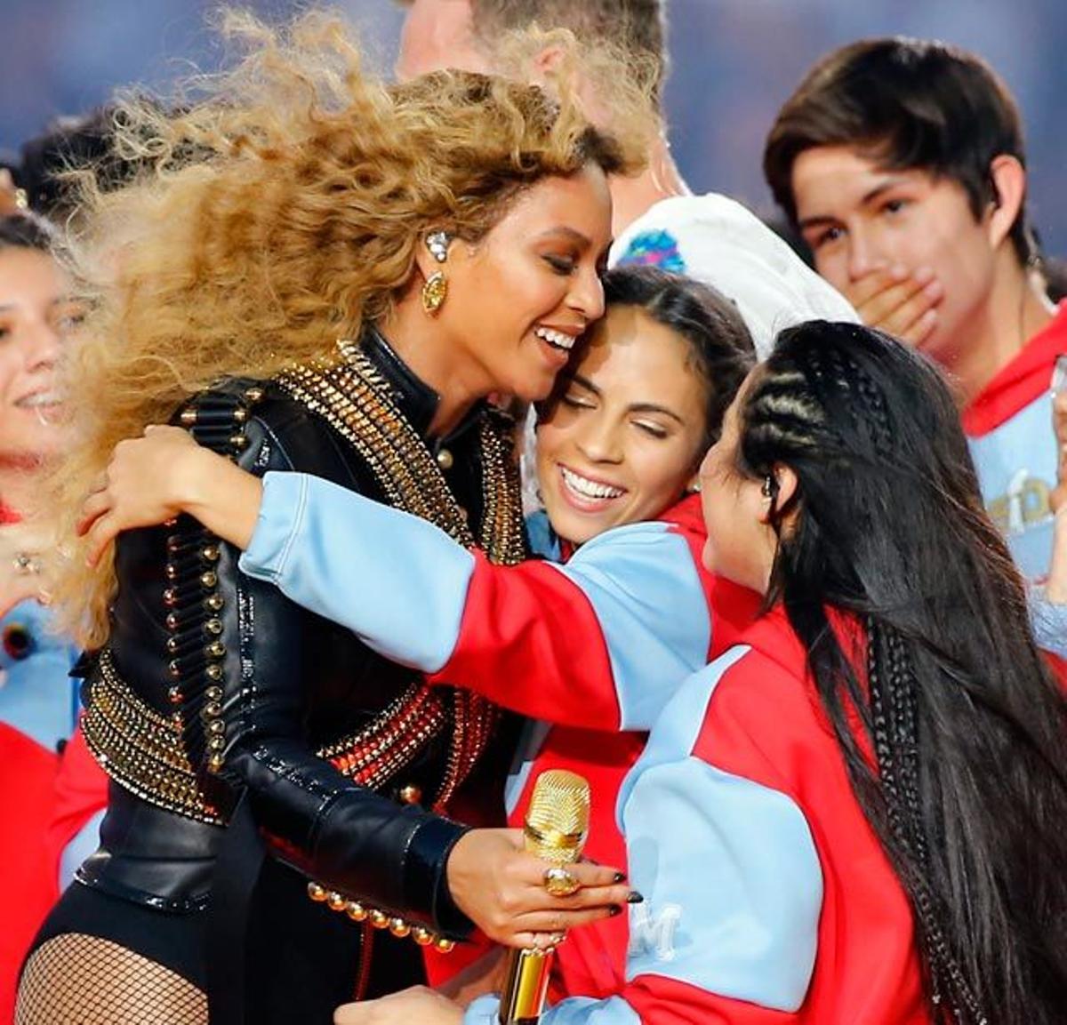 Beyoncé, abraza a las chicas que tocaron con Coldplay en la actuación del descanso de la Super Bowl.
