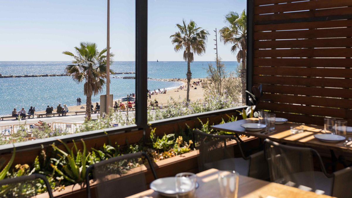 Las vistas sobre la playa de la Barceloneta desde el primer piso del restaurante Barraca.