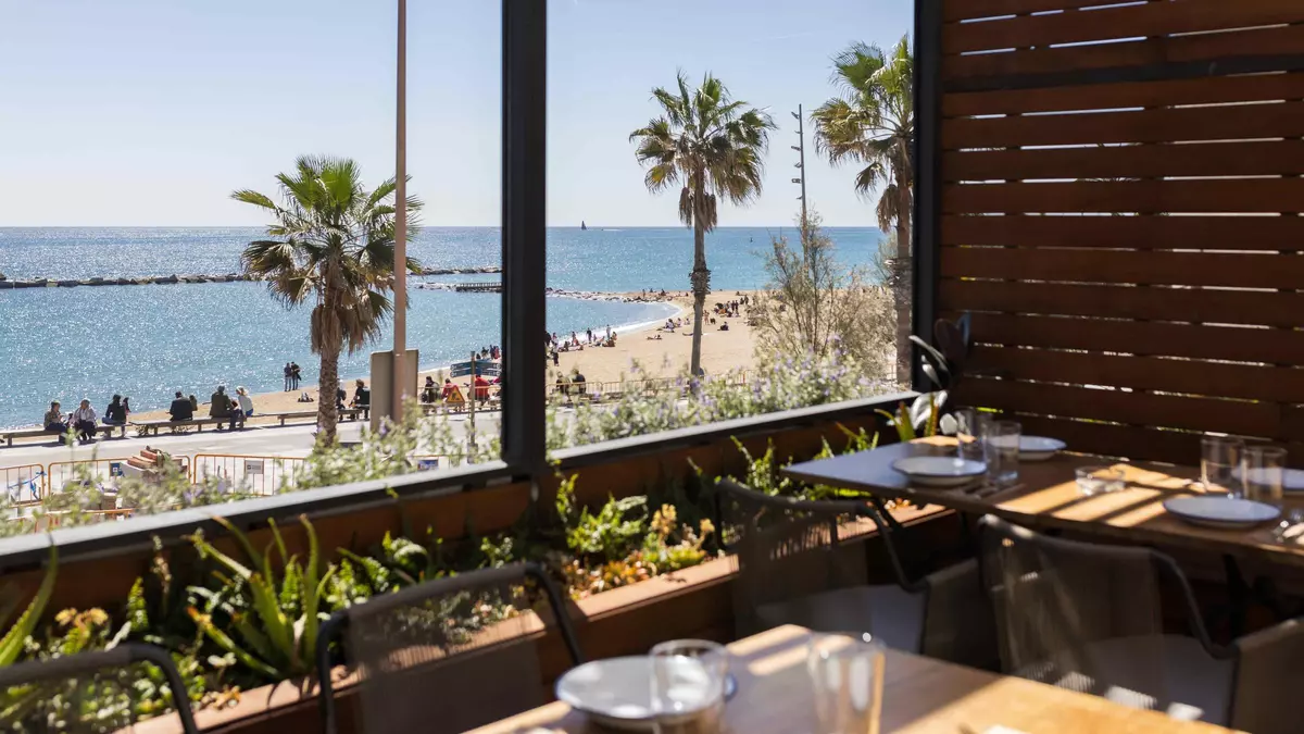 Platos a la brasa en un primer piso con vistas a la playa de la Barceloneta (y otras noticias gastro)