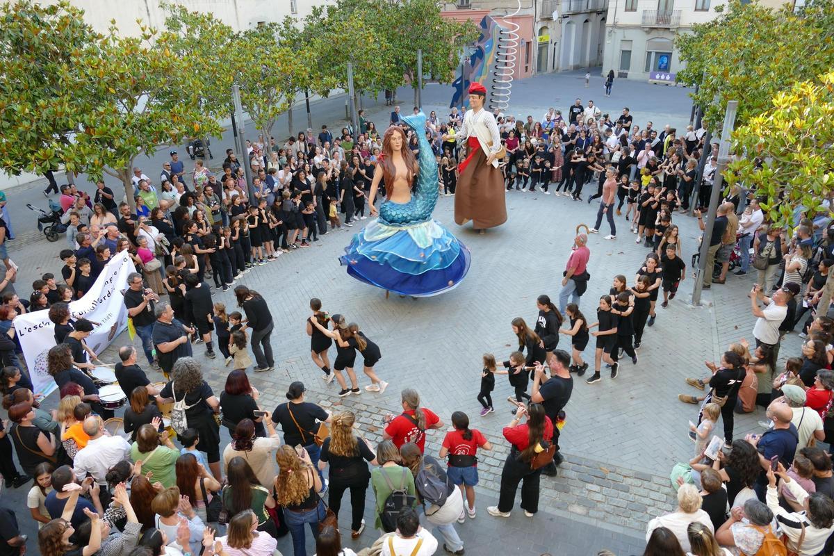 Tota la comunitat educativa de la ZER Empordà ballant amb els gegants de Roses