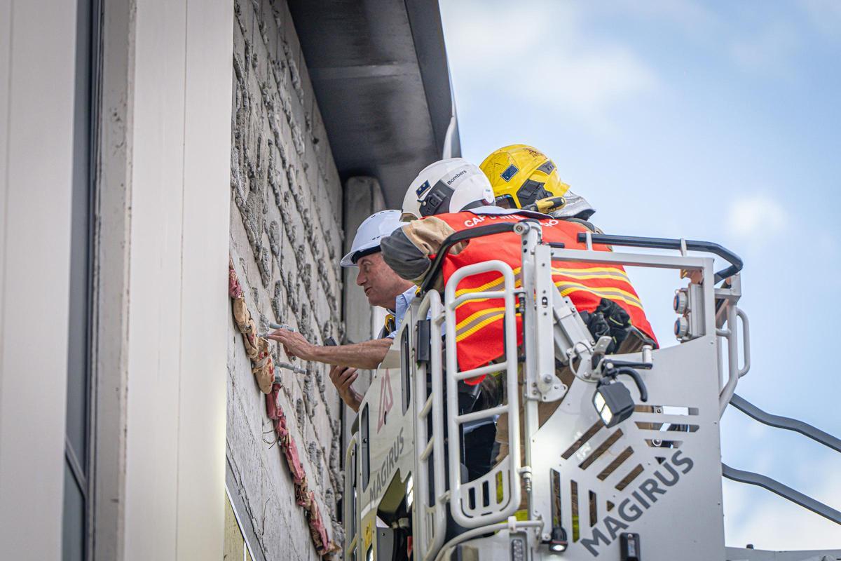 Operarios revisan la pared de la que desprendió un panel de hormigón de unas diez toneladas de peso, en un centro comercial de Sabadell