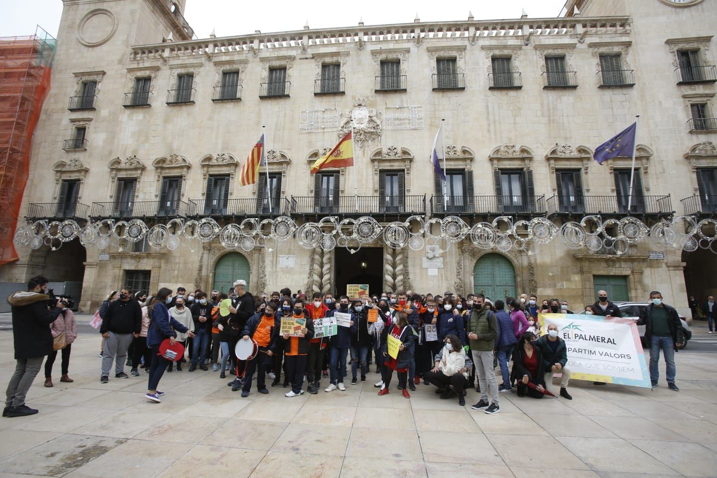 Protesta frente ayuntamiento Alicante retraso obras Edificat