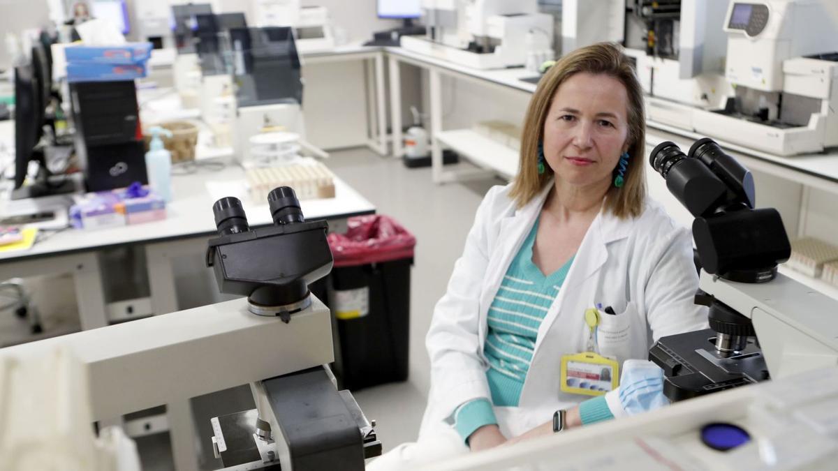La médica Cristina Regojo, en 
el laboratorio del Meixoeiro.  | // JOSÉ LORES