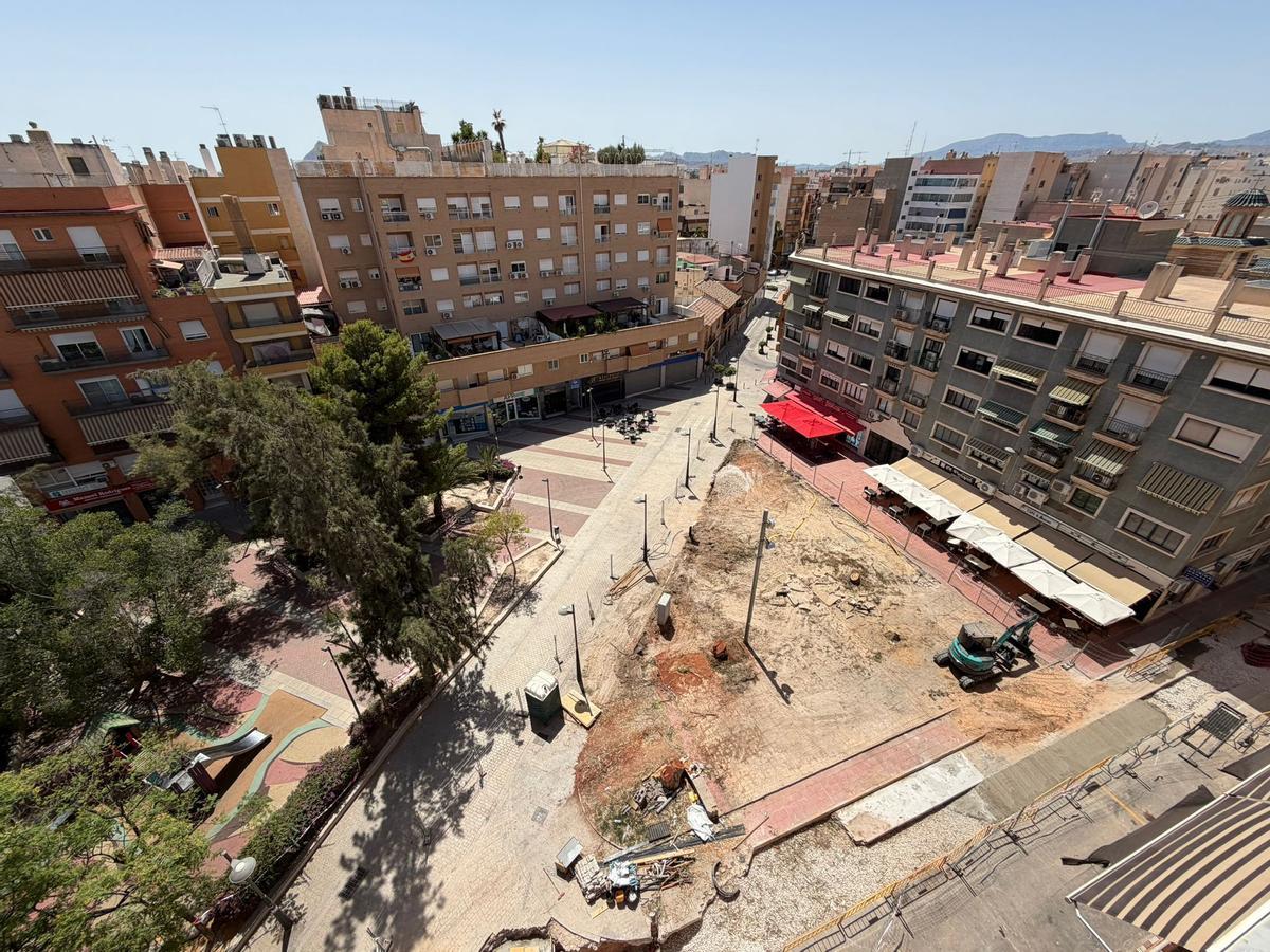 La plaza Maestro Joaquín Rodríguez, en la zona peatonal de la calle Villafranqueza de San Vicente, sin varios árboles tras la tala