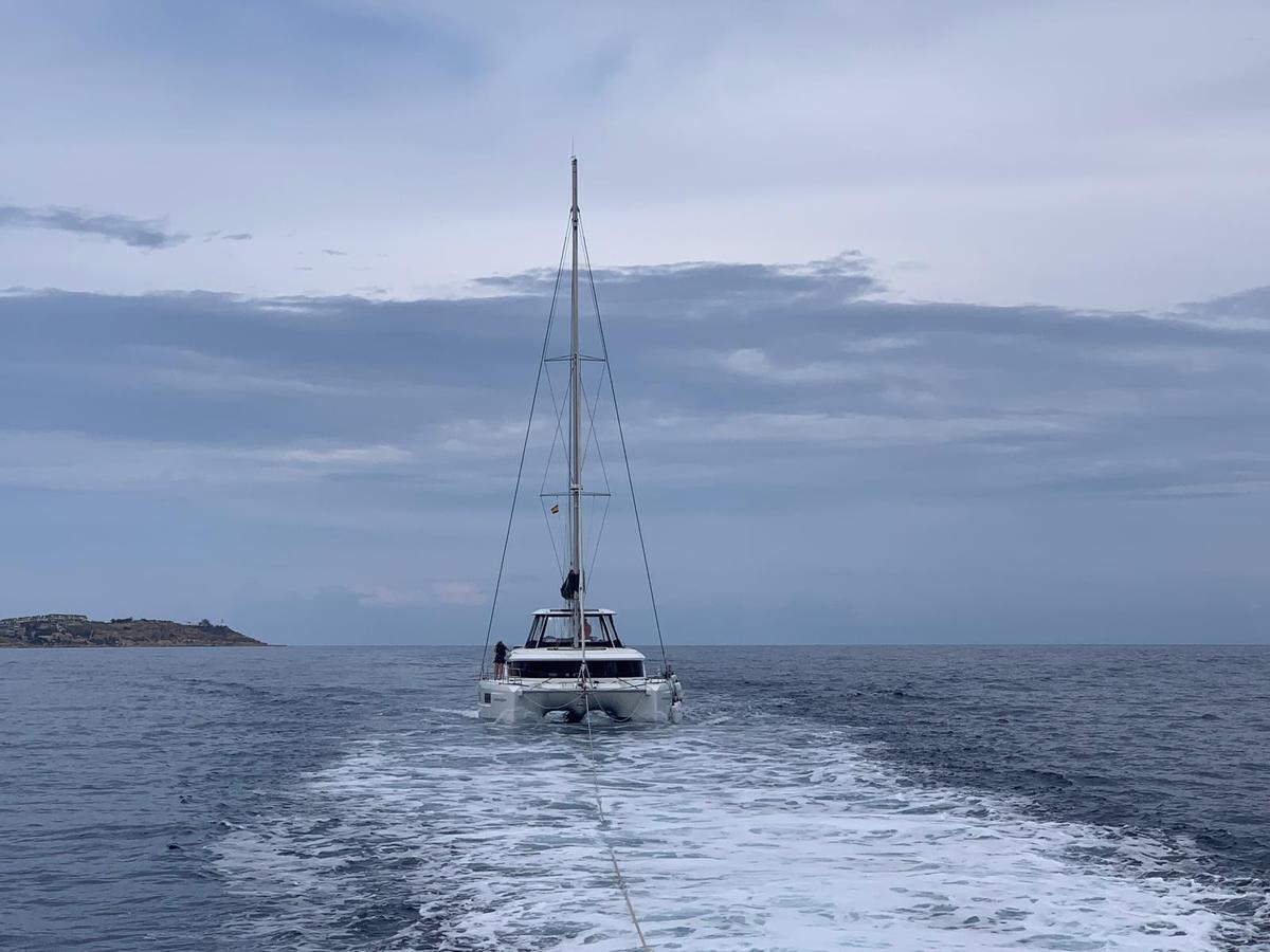El catamarán remolcado por Salvamento Marítimo.