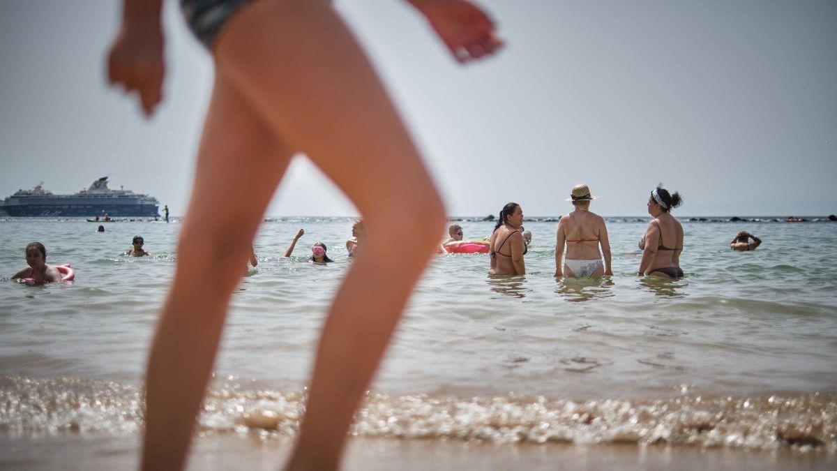 Bañistas en la playa de Las Teresitas.