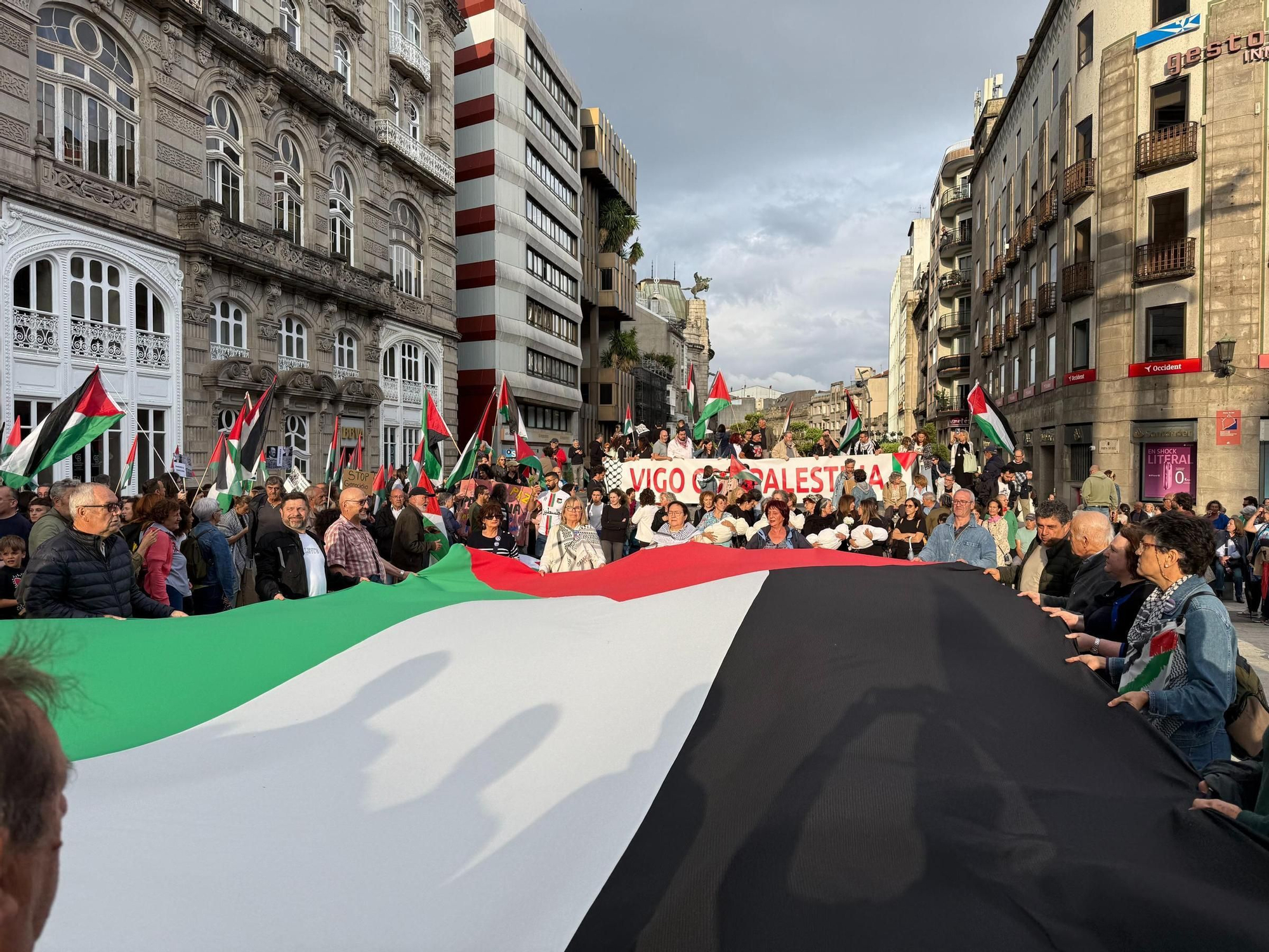 Las imágenes de la multitudinaria manifestación en Vigo contra el «genocidio» de Israel sobre Palestina