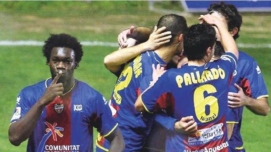 Caicedo celebra el gol que marcó ante el Atlético de Madrid, en el Ciutat de València, al lado de sus compañeros.