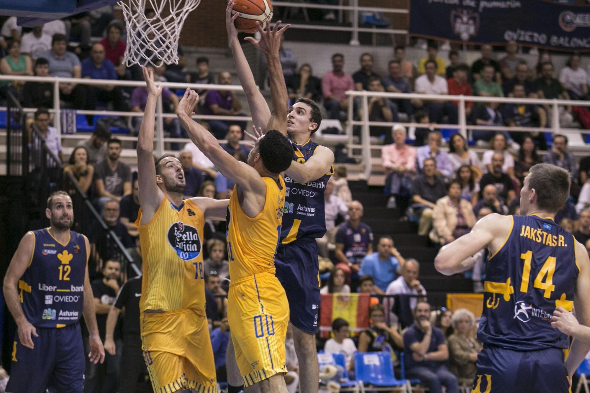 Oliver Arteaga con el Liberbank Oviedo Baloncesto