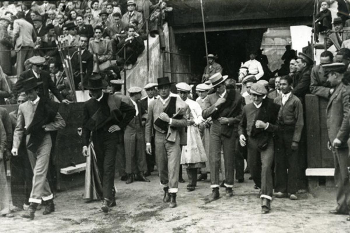 A l’esquerra, Manolete en una foto feta el 1945.