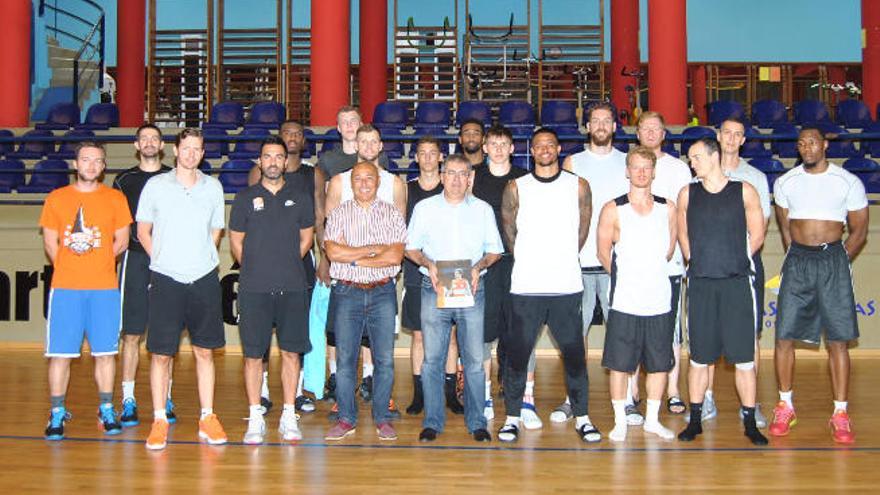 El alcalde de San Bartolomé, con el equipo de baloncesto alemán.