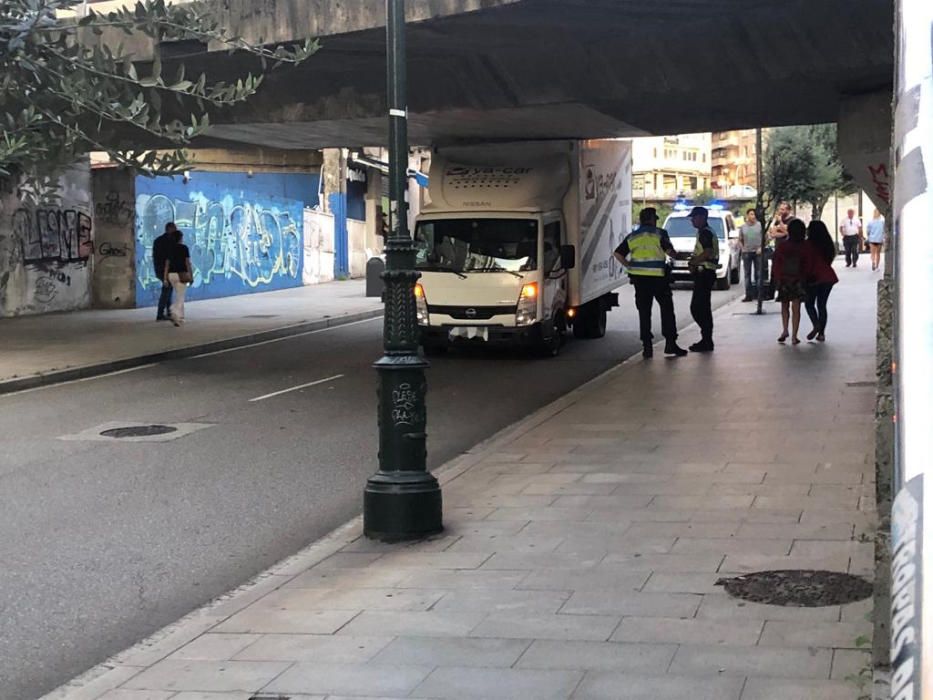 Un camión de alquiler se atasca bajo el puente de Alfonso XIII