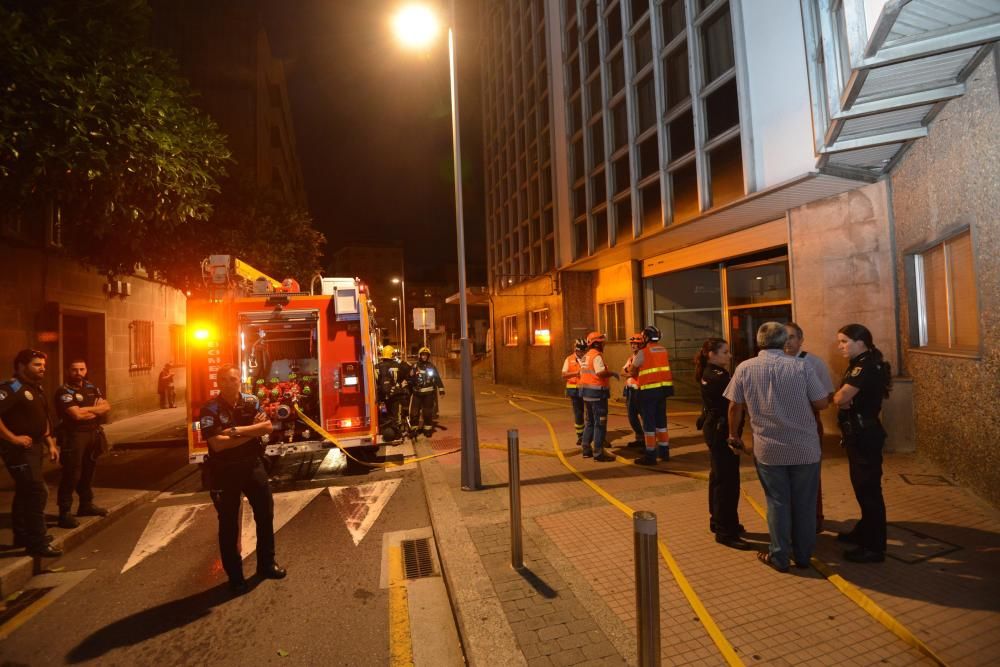 Los Bomberos tuvieron que actuar a última hora de la tarde en el Hospital de Pontevedra, donde un paciente había plantado fuego a los colchones de tres habitaciones.