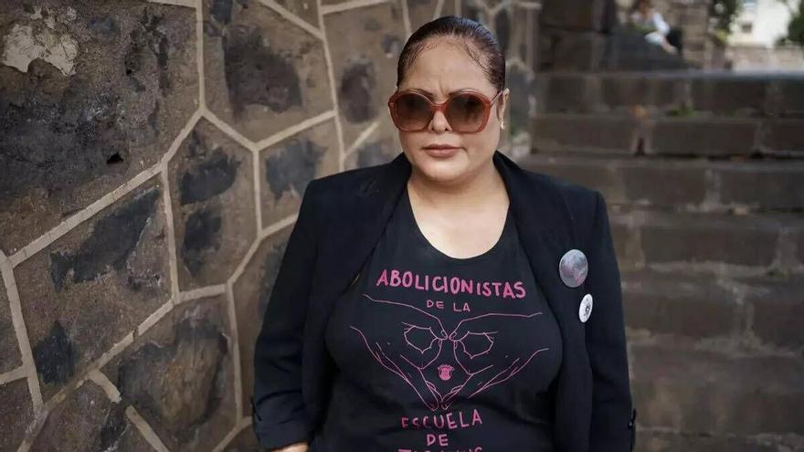 "Los padres llevan a sus hijos a su primera vez de putas": Kamila Ferreira, escritora y superviviente de explotación sexual