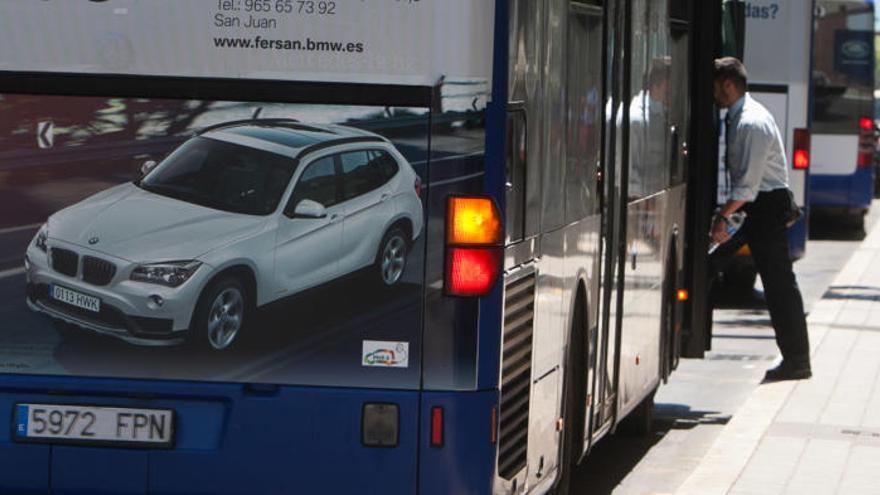 Transportes refuerza el bus que conecta la Playa de San Juan con la Universidad