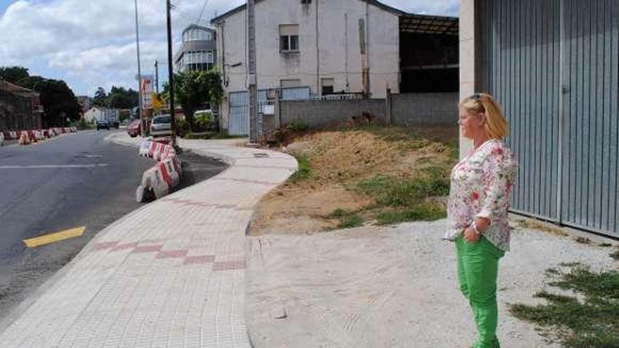 Pilar Fariña delante de su casa en la travesía de Coristanco. / m. c. s.