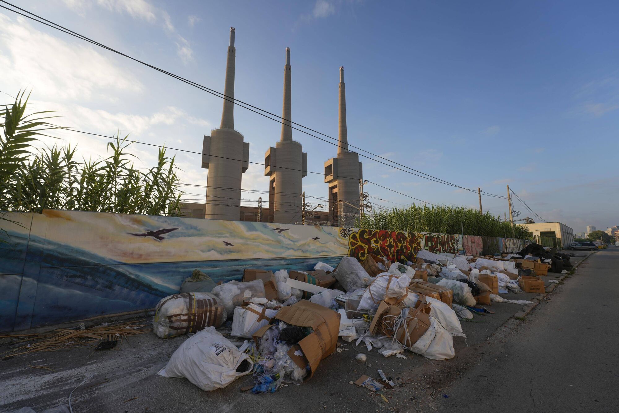 Vertido incontrolado de basura en la avenida del Maresme de Sant Adrià, zona limítrofe con Badalona, a mediados del mes de septiembre