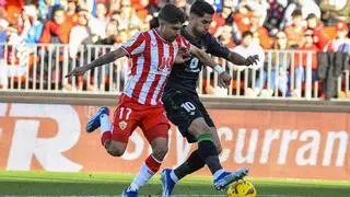 El Almería no gana contra diez por falta de puntería