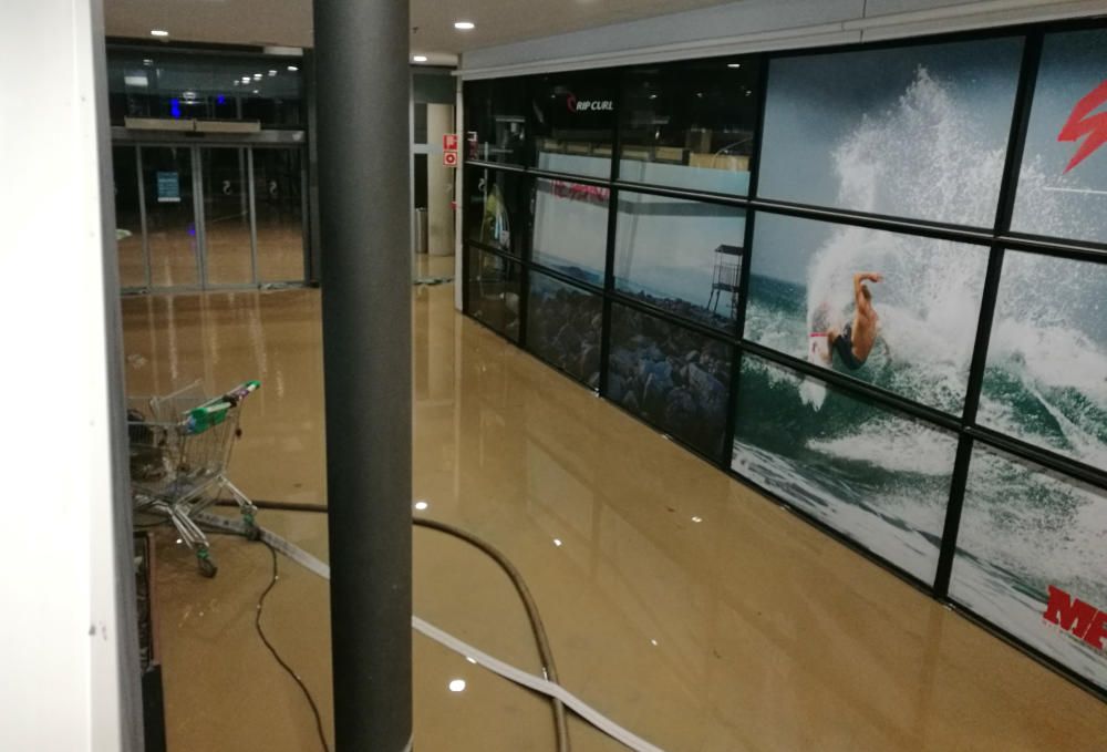 El Centro Comercial El Saler, en Valencia, convertido en una balsa.