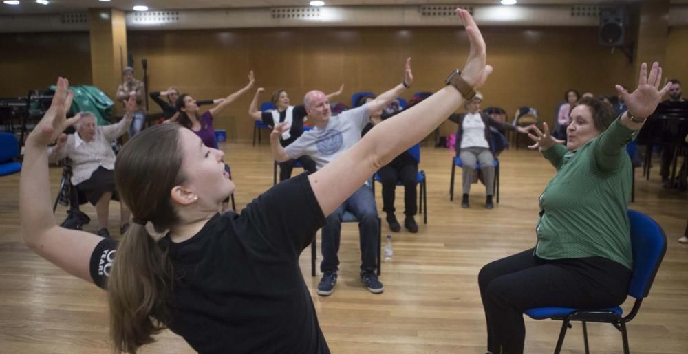 Bailarines de la compañía neoyorquina de Mark Morris imparten una clase en Oviedo para mejorar el equilibrio y la flexibilidad de enfermos con temblores