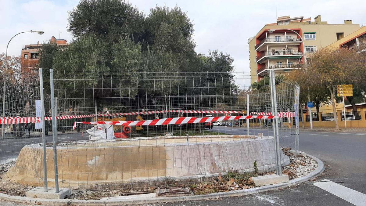 La fuente de Gabriel Alomar i Villalonga también se está reparando. | J. C.