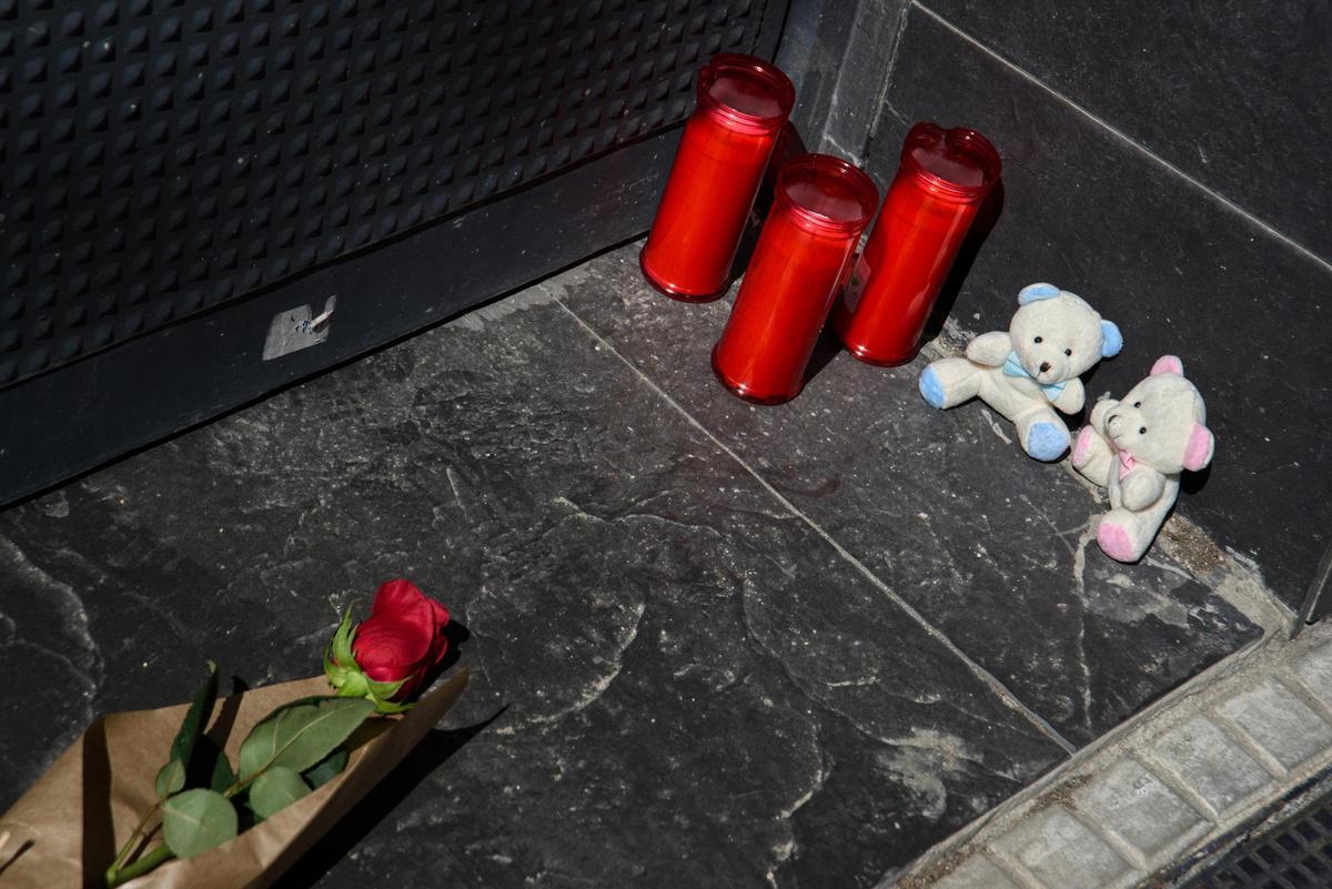 Un pequeño homenaje a la mujer y los dos hijos asesinados por un hombre en El Prat de Llobregat