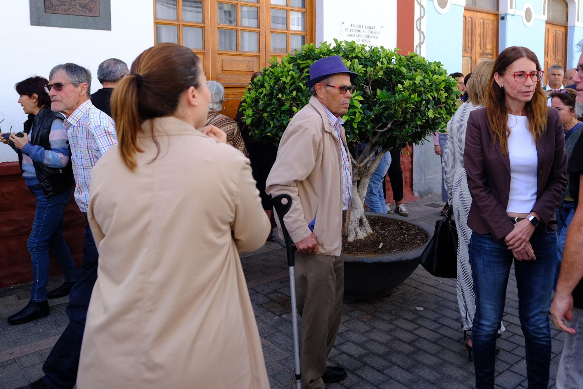 Minuto de silencio y último adiós a la mujer asesinada en La Aldea