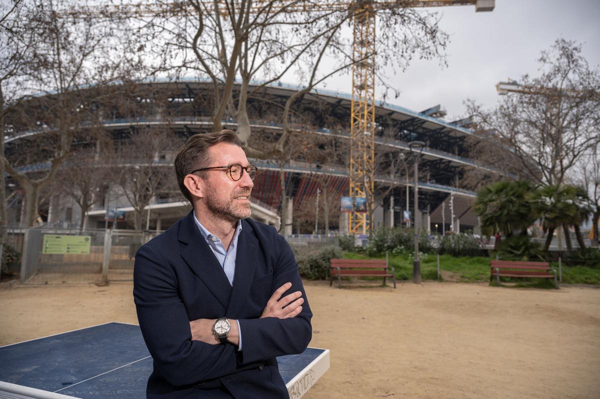 El precandidato para las elecciones a la presidencia del FC Barcelona, ​​Marc Ciria, fotografiado en los alrededores de su sede electoral junto al Camp Nou todavía en obras, tras la entrevista, Barcelona 25.02.2026 Deportes. Fotografía de Jordi Cotrina