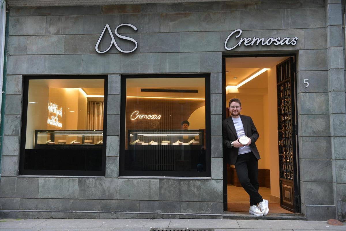 Santi Otero, dueño de As Cremosas en la calle San Nicolás