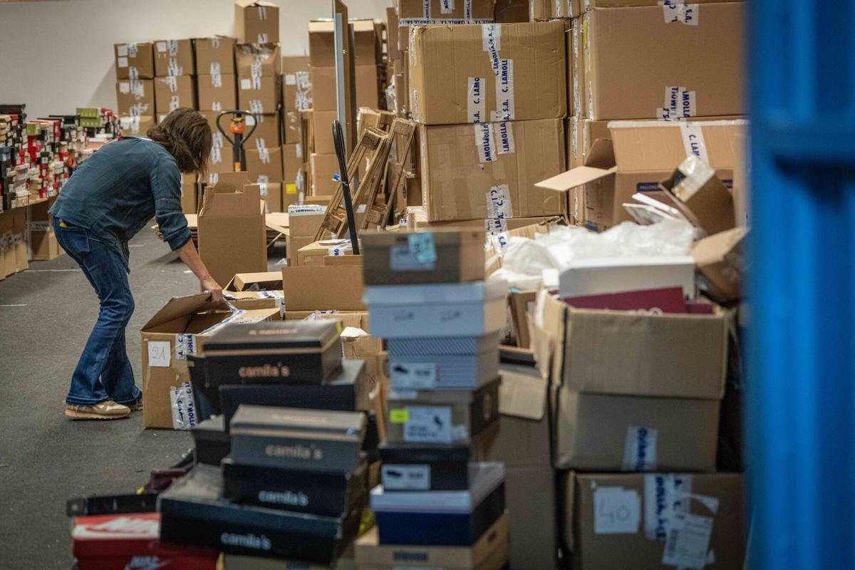 Ambiente en el outlet efímero de la cadena de zapaterías Casas, que ofrece descuentos en marcas como Converse, Aro o Camper, en Barcelona, el 22 de octubre de 2025.